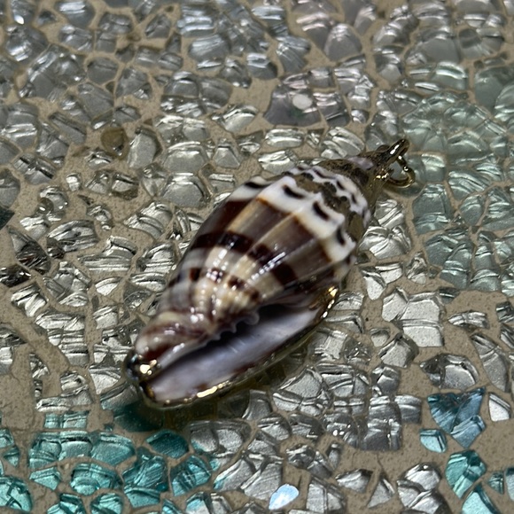 Gold small shell 1” necklace charm - Picture 3 of 5
